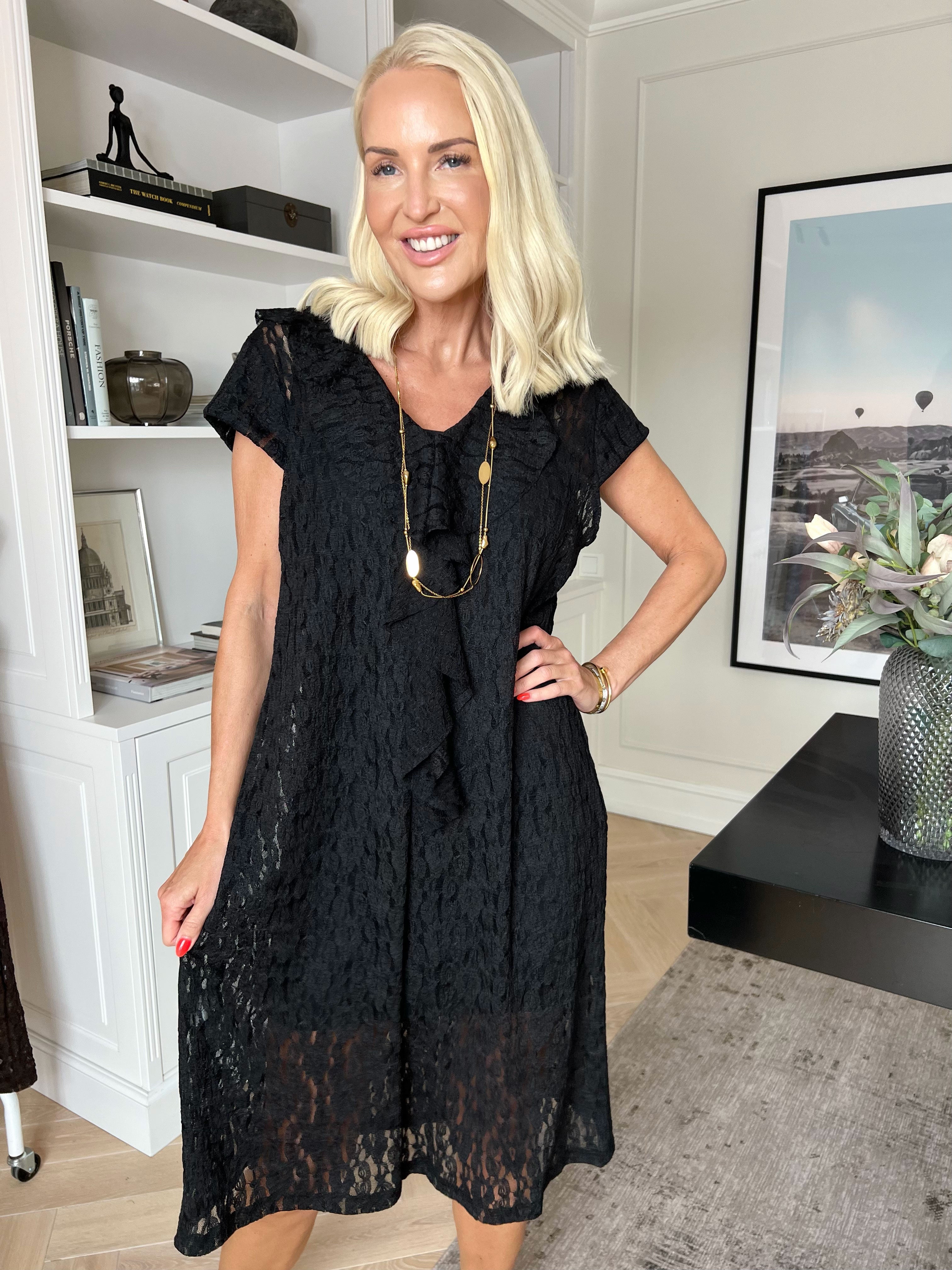 Liza - Plus size kjole i blød, transparent blonde med en fin flæsedetalje foran